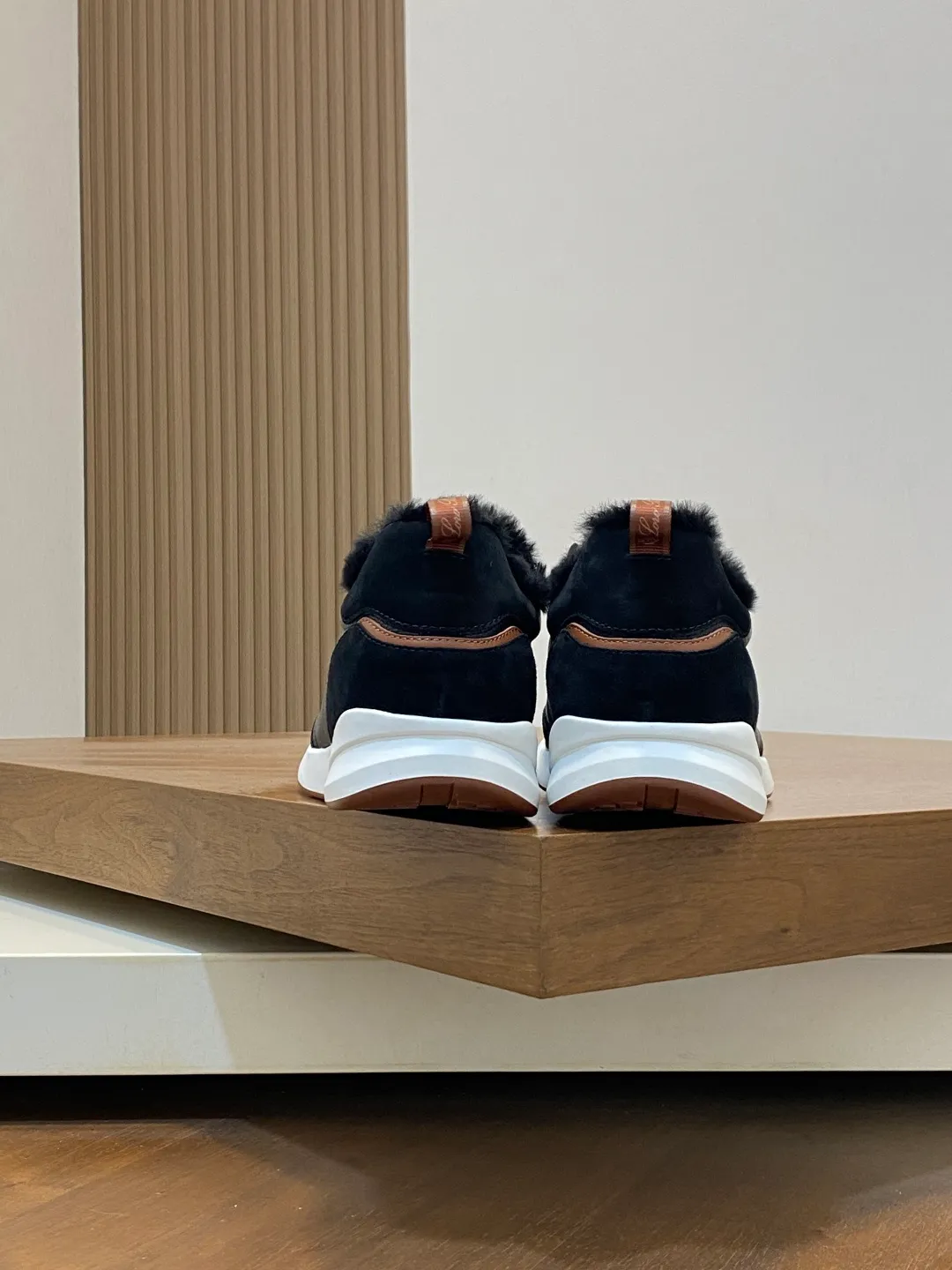 💰840 Winter LoroPiana WeekendWalk men's wool warm sneakers! Specially designed wool warm shoes for men! This WeekEndWalkEvo casual shoe reinterprets the WeekEnd casual shoe with a design that combines the characteristics of running shoes and walking shoes. An improved version of the classic shoe style in the autumn/winter series, the shoe body is made of fleece cotton blend with a slight elasticity to ensure that the upper part of the shoe is covered and fitted. The narrow silhouette in the middle and the warmth of the integrated fur lining make the shoes comfortable and practical to wear. The shoe details, combined with the lightweight rubber sole with ridged edges, add a sporty feel to the shoe. Kummel rubber sole with stitching and ultra-light technical material sole: This design structure helps distribute weight properly and improve shock absorption. Raised edges on the sole ensure traction and stability during walking. Body: 97% cotton, 3% spandex lining. Wool sole rubber! Size: 39/40/41/42/43/44 (45.46 customized) standard leather shoe size original box package